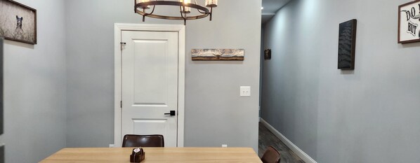 Dining - Lovely 4-bedroom home in Baltimore for a relaxing getaway, travel work & study (Baltimore)