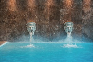 2 indoor pools, 6 outdoor pools