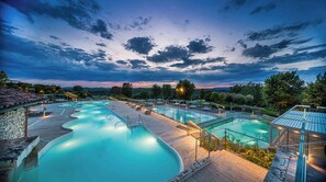 2 piscinas cubiertas, 6 piscinas al aire libre
