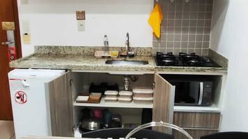 Geladeira, micro-ondas, cooktop, talheres/pratos/utensílios de cozinha