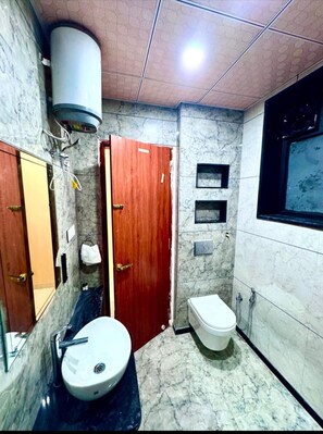 Deluxe Double Room, City View | Bathroom