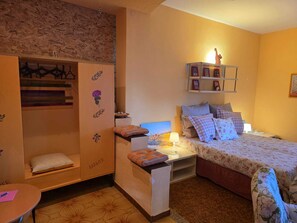 1 habitación, tabla de planchar con plancha, wifi y ropa de cama