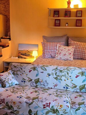 1 habitación, tabla de planchar con plancha, wifi y ropa de cama