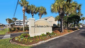A sign for Chateau LaMer with a clear view of the surrounding buildings and landscaping. - Chateau La Mer II 902 - Pirates Mermaid (Destin)