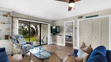 Apartamento, varias camas, patio, vistas al jardín (Chateau La Mer II 902) | 2 dormitorios, decoración individual, mobiliario individual