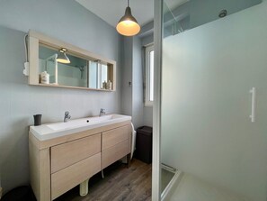 SĂšche-cheveux, savon, papier toilette