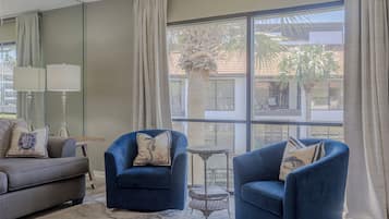 Condo, varias camas, balcón (Edgewater Golf Villa 2107) | Área de sala de estar | Televisión de pantalla plana de 50 pulgadas con canales digitales