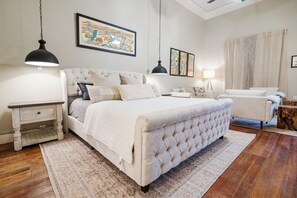 4 bedrooms, desk, iron/ironing board, free WiFi - Rent the Entire Boutique Hotel in Downtown Laurel (Laurel)
