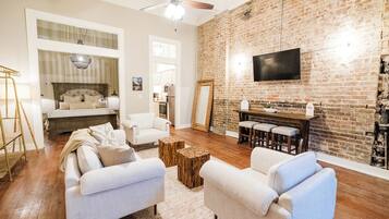 4 bedrooms, desk, iron/ironing board, free WiFi