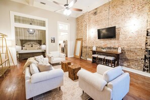 4 室のベッドルーム、デスク、アイロン / アイロン台、WiFi (無料)