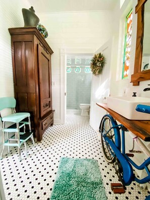 ヘアドライヤー、タオル、石鹸、トイレットペーパー