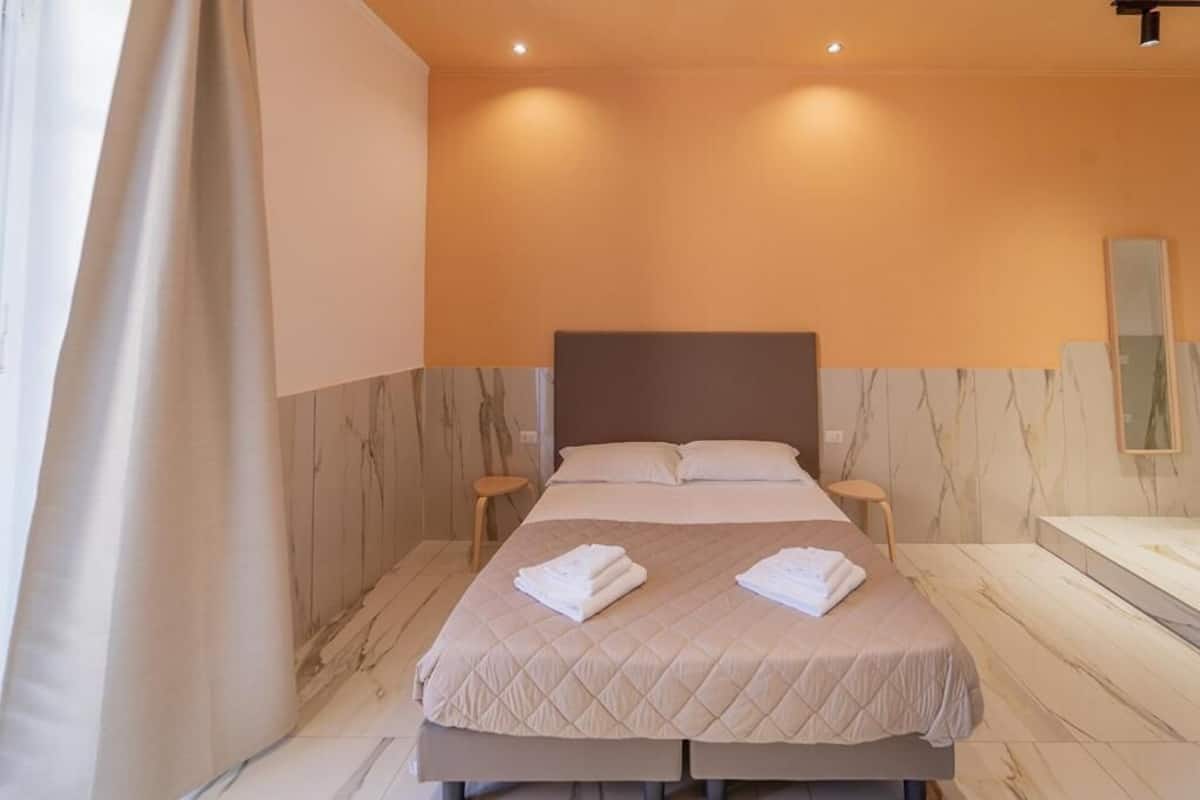 Desk, soundproofing, cribs (surcharge), WiFi (free)