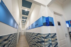 Habitación cuádruple Deluxe, en edificio anexo (Via del Chiostro 25) | Escritorio, sistema de insonorización, cunas (de pago) y wifi gratis