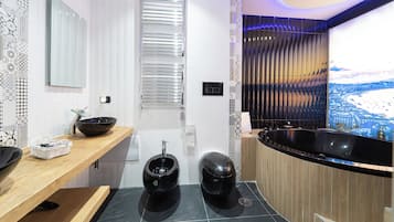 Luxury-Studiosuite, Whirlpool, Annex (Piazza Mercato 45) | Badezimmer | Dusche, kostenlose Toilettenartikel, Haartrockner, Handtücher