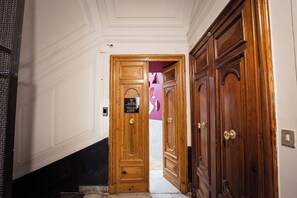 Suite estudio familiar, vistas a la ciudad, en edificio anexo (Via De Pretis 88) | Escritorio, sistema de insonorización, cunas (de pago) y wifi gratis