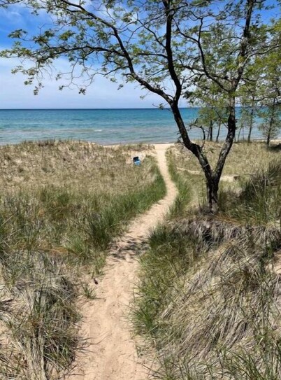 Cottage in the woods-Lake MI access