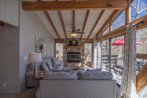 Televisión, chimenea, futbolito