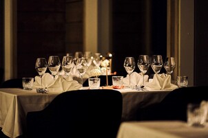 套房, 庭院景观 | 客房内用餐