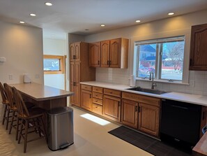 Micro-ondes, four, plaque de cuisson, lave-vaisselle