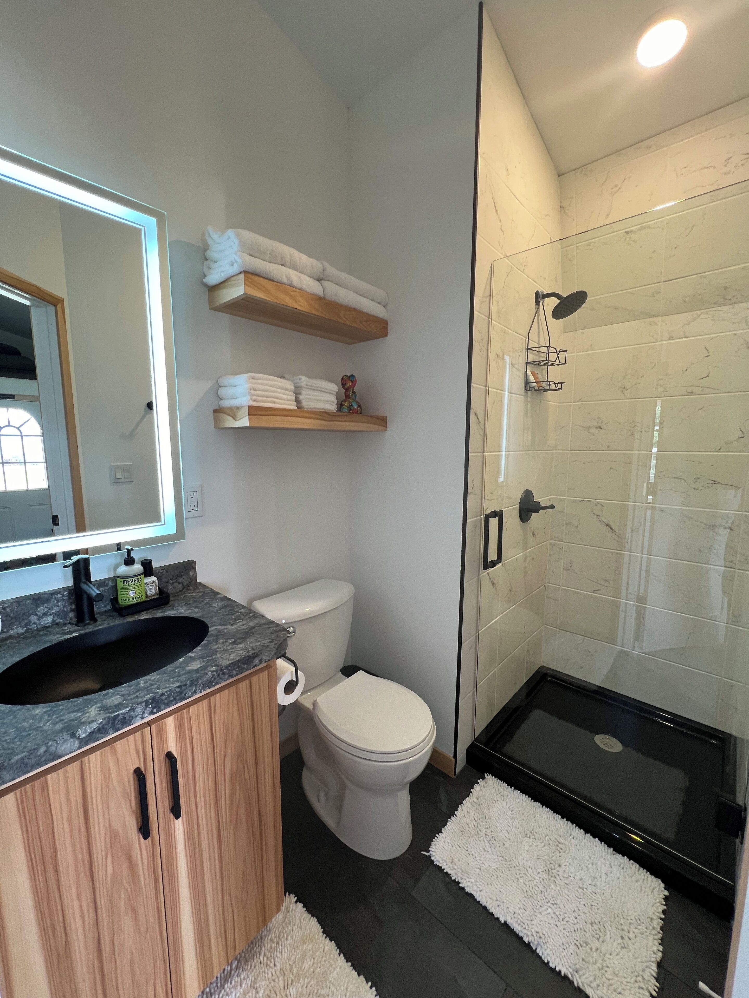 Een douche, een haardroger, handdoeken, zeep