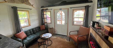 Smart TV, lareira, pebolim, livros