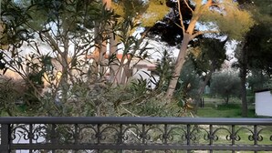 A garden with various trees and a metal fence. - Charming 2-bedroom apartment with AC, WiFi in lovely Pakoštane (Pakoštane)