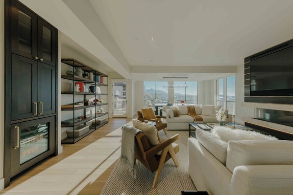 Una Smart TV, una chimenea