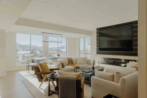 Smart TV, fireplace