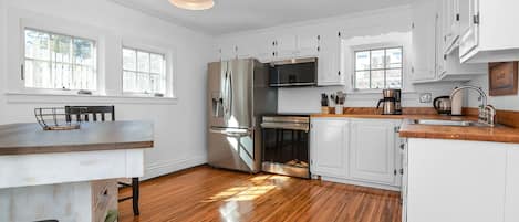 Fridge, microwave, stovetop, dishwasher