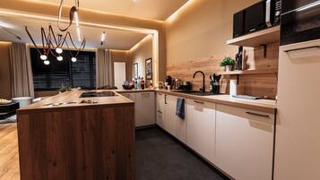 Een microgolfoven, een oven, een kookplaat, een vaatwasser