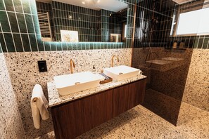 Dusche, Haartrockner, Handtücher, Seife