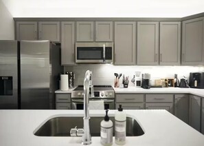 Kjøleskap, mikrobølgeovn, ovn og kokeplater