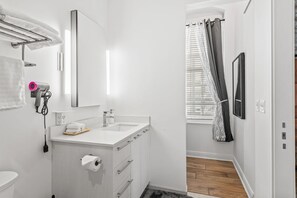 Dusche, Haartrockner, Handtücher, Seife