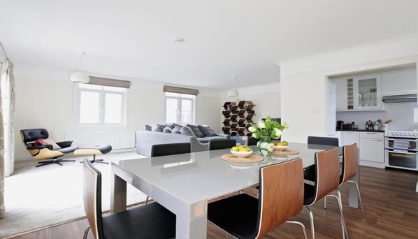 Interior - Charming Hyde Park Mews – Spacious 3-Bedroom Home with Balcony & Parking (London)