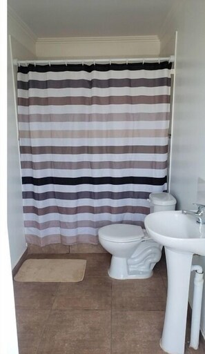 Douche, sèche-cheveux, serviettes fournies, savon