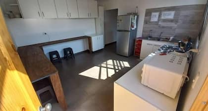 Habitación cerca del aeropuerto con baño compartido