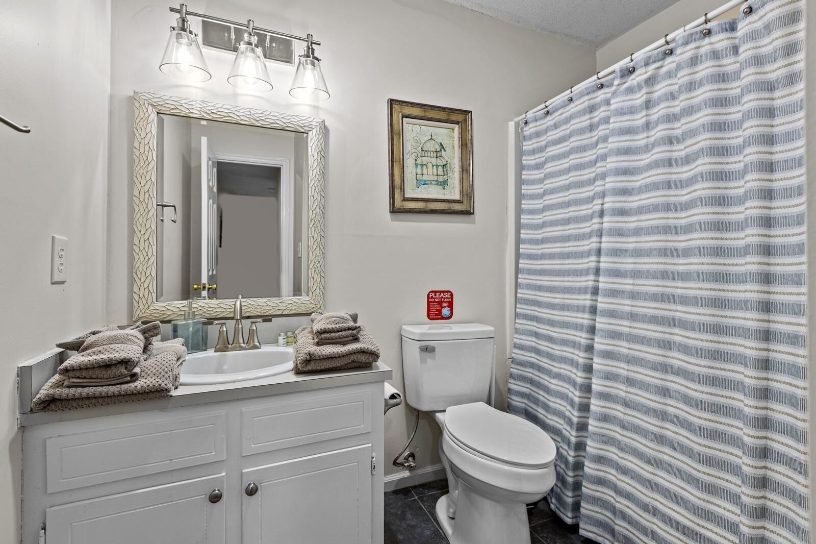 Secador de cabelo, toalhas de banho, sabonete, shampoo