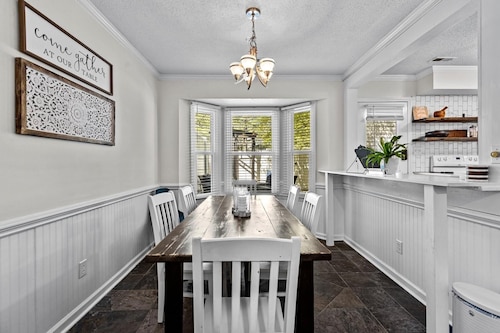 Charming 3-bedroom 2.5-bathroom townhome with WiFi and AC in Greenville