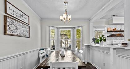 Charming 3-bedroom 2.5-bathroom townhome with WiFi and AC in Greenville