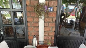 Una mesa dispuesta para una comida, con varios platos, una jarra y un cartel que indica la habitación 4B.
