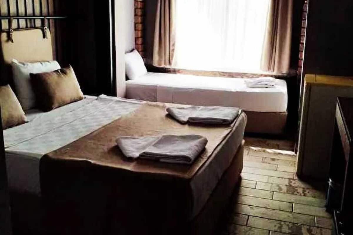 Comfort Triple Room, Non Smoking, Ground Floor | Peralatan tempat tidur premium, katil Select Comfort, bar mini