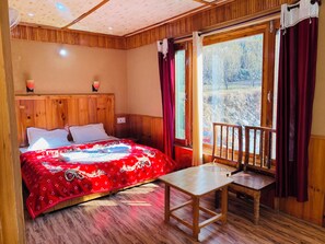 In-room safe, soundproofing, iron/ironing board, free WiFi - Tirthan Riverside Cottage (Banjar)