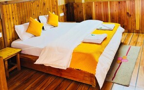 In-room safe, soundproofing, iron/ironing board, free WiFi - Tirthan Riverside Cottage (Banjar)