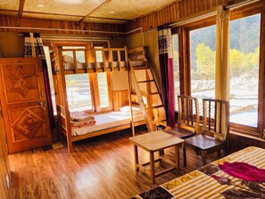 In-room safe, soundproofing, iron/ironing board, free WiFi - Tirthan Riverside Cottage (Banjar)