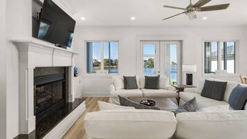 Casa, varias camas, patio (Vitamin Sea) | Área de sala de estar | Televisión de pantalla plana de 42 pulgadas con canales digitales