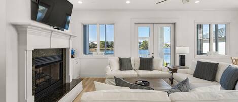 Huis, Meerdere bedden, terras (Vitamin Sea) | Woonruimte | Een 42-inch flatscreentelevisie met digitale zenders