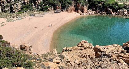 Turquoise House, direct access to Li Cossi beach