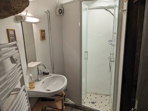 Bruser, miljøvenlige toiletartikler, hårtørrer, håndklæder