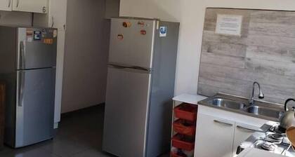 ¡A 8 minutos del aeropuerto! Hab. con baño compartido en casa de viajeros