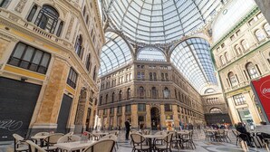 A spacious atrium with high ceilings and a glass dome, featuring ornate architecture and seating areas. - GREROS H. PORTO NAPOLI CENTRO by ClaPa Group Dislocated Hospitality (Naples)